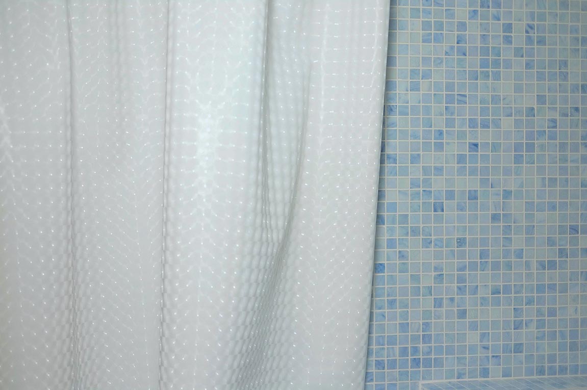 Tenture en tissu plastique effet 3D pour salle de douche.